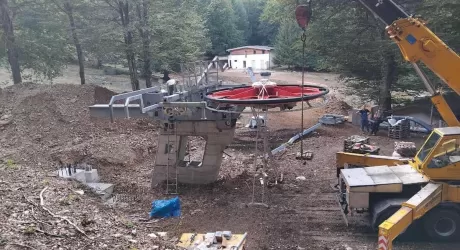 LACENO - Rinnovo impianti a buon punto: si montano i piloni della seggiovia Rajamagra