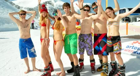 NASSFELD - Domenica 15 beach party in costume da bagno e salto della pozza