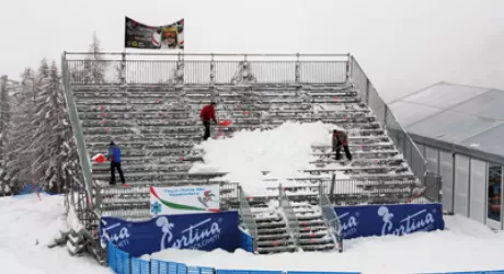 CORTINA - Mezzo metro di neve fresca, discesa libera rinviata a domani