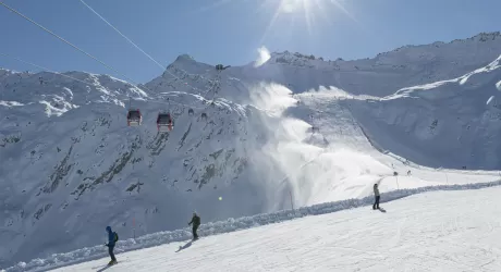 PONTEDILEGNO TONALE - Si scia fino al 1 maggio sul ghiacciaio Presena e sulla pista Paradiso