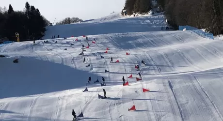 PIANCAVALLO - Temperature alte, lotta contro il tempo per la Coppa di snowboard