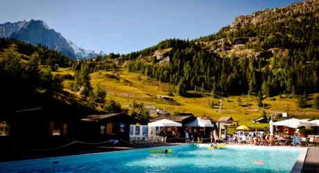 COURMAYEUR - Apre in anticipo la piscina riscaldata in quota