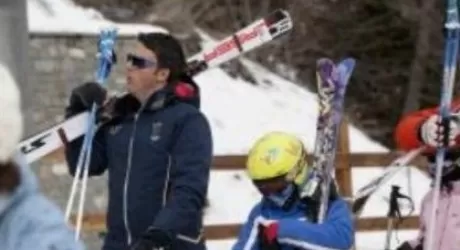 COURMAYEUR - Renzi - sci e polemiche, dal volo privato al casco "obbligatorio"