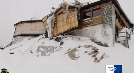 MARMOLADA - Valanga investe il rifugio Pian dei Fiacconi