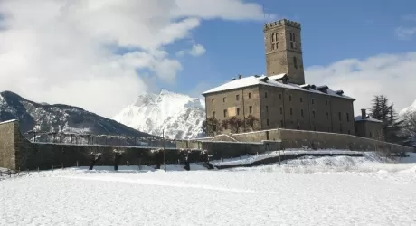 VALLE D'AOSTA - Sarre vieta lo sci alpinismo con un'ordinanza