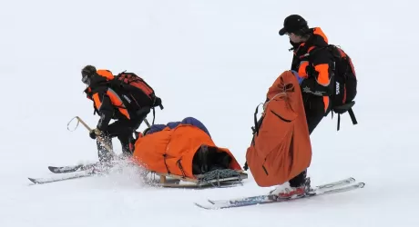 Va a sciare violando la zona rossa, scoperto perché si rompe una gamba