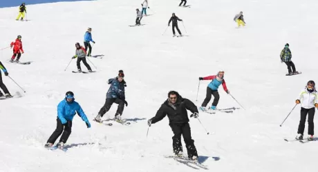 VAL DI FIEMME - Alberto Tomba in pista coi ragazzi di Amatrice