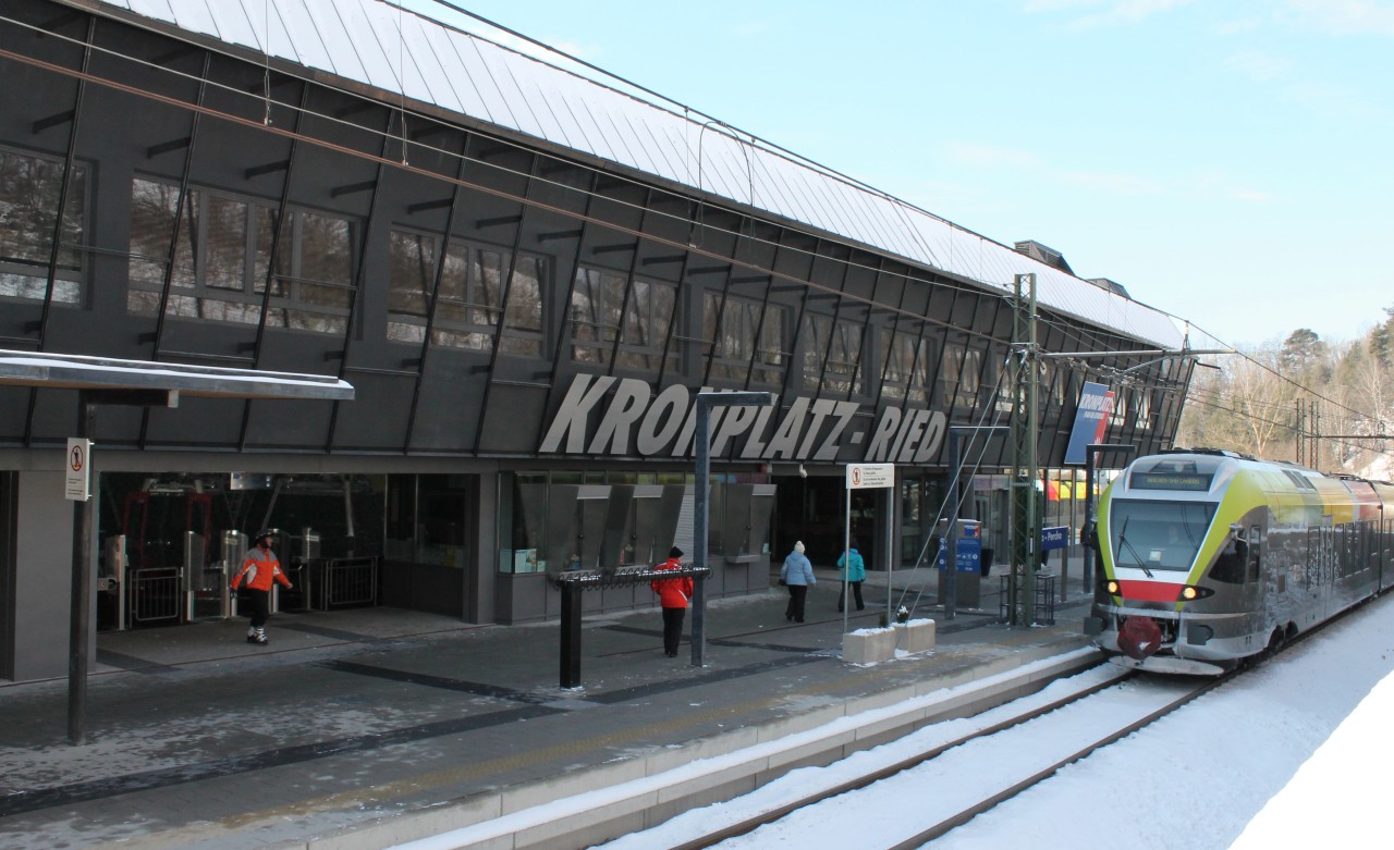 stazione treno e telecabina per plan de corones