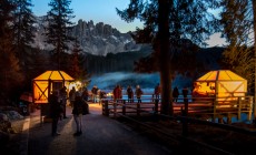 VAL D’EGA - Il mercatino di Natale magico sul lago di Carezza