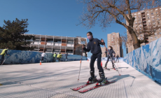 Sciare a Milano: al Bes installata una pista in Neveplast nel giardino della scuola