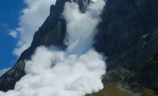GRINDELWALD - Spettacolare schianto del ghiacciaio, il VIDEO