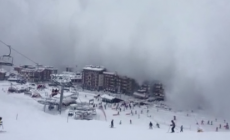 VIDEO - Valanga a Cervinia, il paese avvolto da una nube di neve