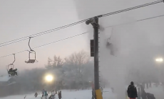 Beech Mountain: doccia gelata in seggiovia per una tubatura rotta