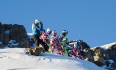 SANTA CATERINA - Un camoscio si impiglia nelle reti della pista di discesa