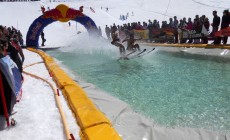 Gressoney-La-Trinite': sci e salto della piscina il 21 aprile 2014