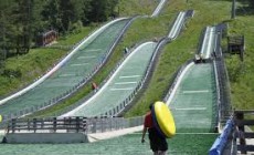 Pragelato: salto con gli sci dal trampolino senza neve