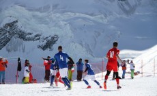 MACUGNAGA – Una partita di calcio sulla neve a 2800 metri