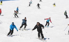 VAL DI FIEMME - Alberto Tomba in pista coi ragazzi di Amatrice